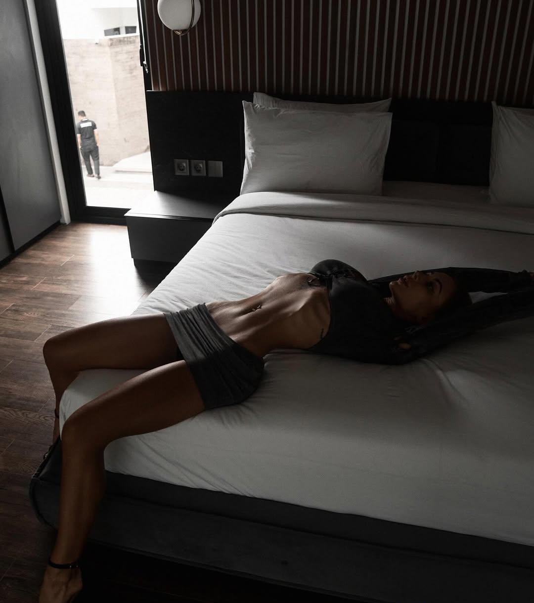 Виктория привлекальеная девушка из Керчи цена от 10000 руб